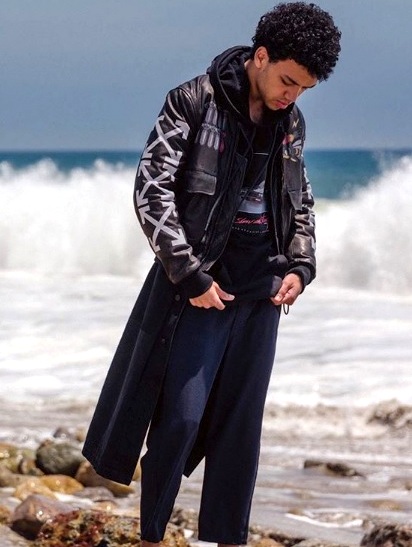 Justice Smith Height, Weight, Age, Girlfriend, Biography, Family & Facts 3 Justice Smith height & weight