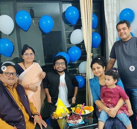 Arun Kushwaha (Chote Miyan) Wiki, Age, Height, Weight, Biography & Family 3 Arun Kushwaha with his family