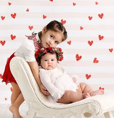 Elle Lively McBroom Wiki, Age (Austin McBroom's Daughter) Biography & More 4 Elle Lively McBroom with her young sister Alaïa Marie McBroom