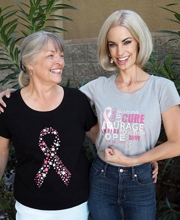Elly Brown Wiki, Age (Rick Lax's Wife) Biography, Face Scar, Family & More 2 Elly Brown with her mother Carrie Brown