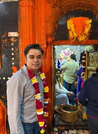 Amish Devgan Wiki, Age, Wife, Kids, Biography, Caste, Family & More 11 Amish Devgan at Kashi Nath temple