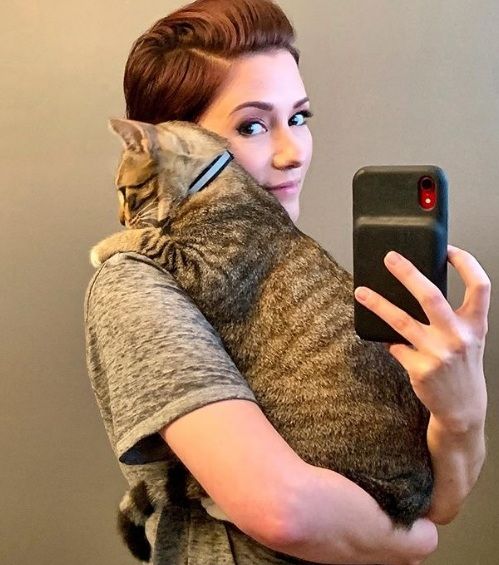 Chyler Leigh Height, Weight, Age, Husband, Kids, Biography, Family & More 6 Chyler Leigh with her pet cat