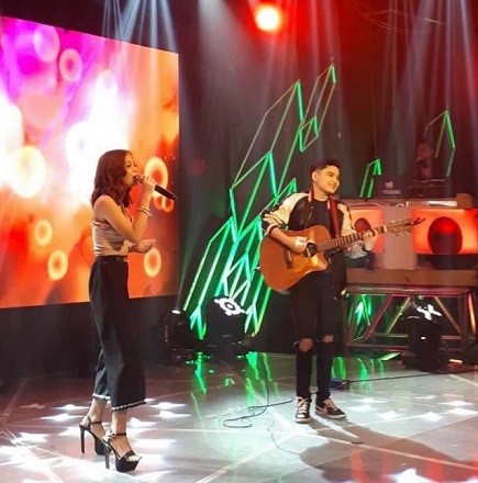 Concon Felix Wiki, Age, Girlfriend, Height, Weight, Biography & More 2 Concon Felix performing on stage with Ryssi Avila
