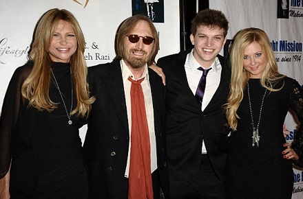 Dana York Wiki (Tom Petty's Wife) Age, Biography, Kids, Family & More 3 Dana York with her husband Tom Petty and son Dylan