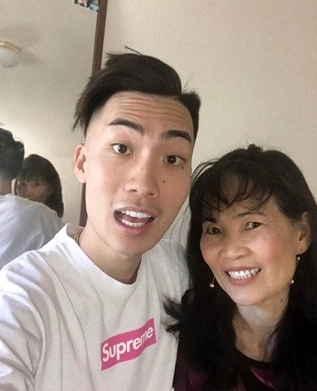 RiceGum Height, Weight, Age, Girlfriend, Wife, Biography, Family & More 2 RiceGum with his mother Quang Ly Lely