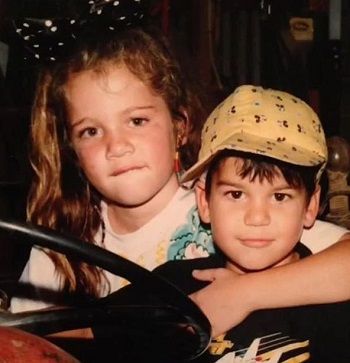 Rob Kardashian Height, Weight, Age, Wife, Girlfriend, Biography & More 4 Rob Kardashian Childhood Photo with sister