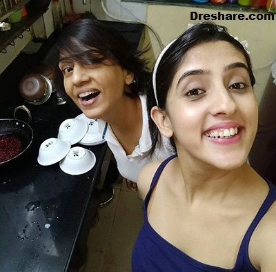 Sameeksha Sud Height, Weight, Age, Boyfriend, Biography, Family & More 5 Sameeksha Sud with her mother Radha Sud