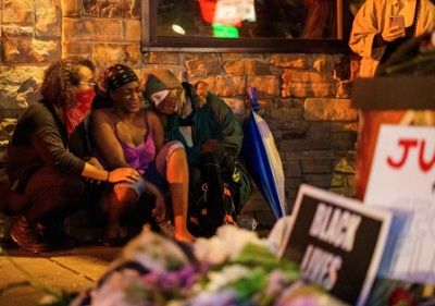Shawanda Hill protesting on her George Floyd (boyfriend) death