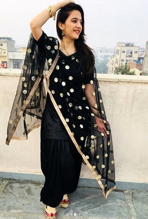 Siya Kakkar Wiki, Age, Height, Weight, Boyfriend, Biography, Family & More 10 Siya Kakkar in Punjabi Suit