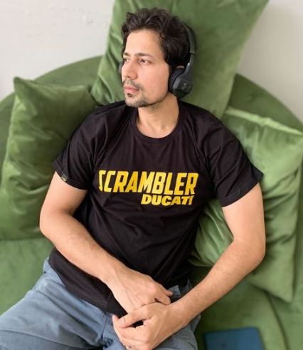 Sumeet Vyas Height, Weight, Age, Wife, Girlfriend, Biography, Family & More 22 Sumeet Vyas loves Music