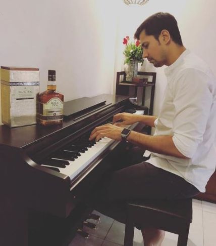 Sumeet Vyas Height, Weight, Age, Wife, Girlfriend, Biography, Family & More 23 Sumeet Vyas playing piano