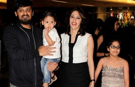 Wajid Khan Height, Weight, Age, Wife, Girlfriend, Biography, Family & More 5 Wajid Khan with his wife Yashmin khan, son, and daughter Arshi Khan