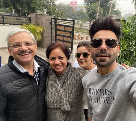 Aakriti Khurana Wiki, Age (Aparshakti Khurana's Wife) Biography, Family & More 11 Aakriti Khurana with her husband Aparshakti Khurana, dad Manoj Ahuja, and mom Manju Ahuja