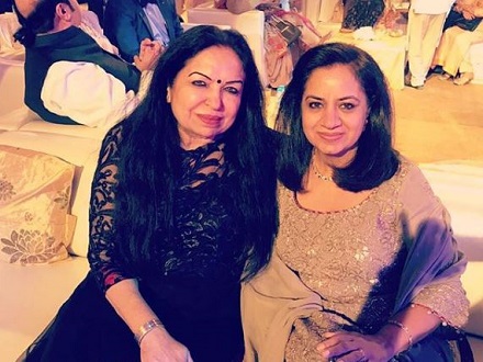 Aakriti Khurana Wiki, Age (Aparshakti Khurana's Wife) Biography, Family & More 16 Aakriti Khurana's mom Manju Ahuja and mother-in-law Poonam Khurrana