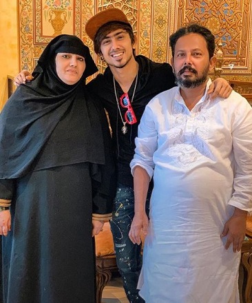 Adnaan Shaikh with his dad Abdul Mabood Shaikh and mom