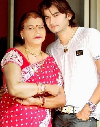 Dr Abhinit Gupta (Dr Bollywood) Wiki, Age, Girlfriend, Wife, Height, Weight & Biography 4 An old photo of Dr Abhinit Gupta with his mother Late Sandhya Gupta