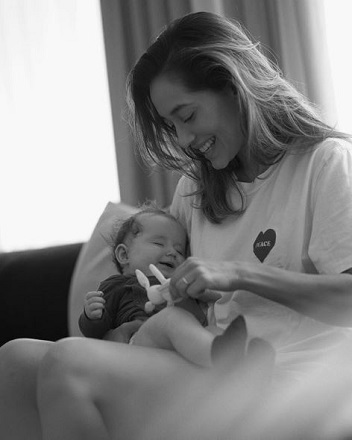 Anna Sharypova Height, Weight, Age, Husband, Boyfriend, Biography & More 5 Anna Sharypova with her baby Kaia Schürrle