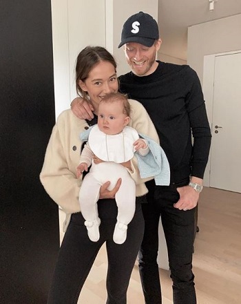 Anna Sharypova Height, Weight, Age, Husband, Boyfriend, Biography & More 10 Anna Sharypova with her spouse André Schürrle and child Kaia Schürrle