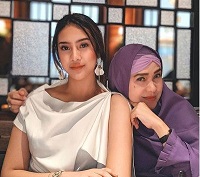 Anya Geraldine Age, Height, Weight, Boyfriend, Biography & More 7 Anya Geraldine with her mother