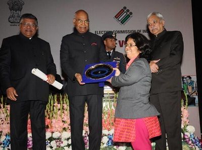 Arti Dogra (IAS) Height, Weight, Age, Husband, Biography, Family & More 4 Arti Dogra honored by Ram Nath Kovind India's President