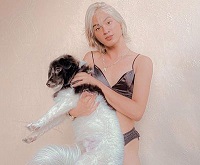 Buknoy Glamurrr Wiki, Age, Height, Weight, Girlfriend, Biography & More 6 Buknoy Glamurrr with pet dog