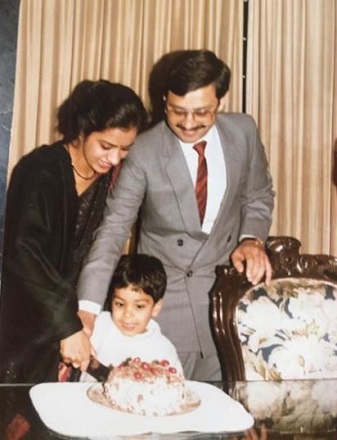 Aakriti Khurana Wiki, Age (Aparshakti Khurana's Wife) Biography, Family & More 7 Childhood picture of Aakriti Ahuja with her mom and dad Manoj Ahuja
