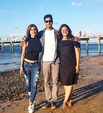 Divya Chouksey Height, Weight, Age, Husband, Boyfriend, Biography & More 9 Divya Chouksey with her brother Mayank Chouksey and sister Pallavi Chouksey