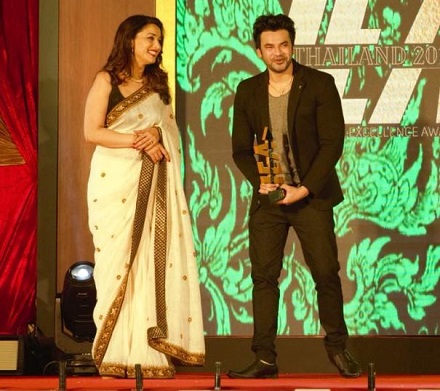 Dr Abhinit Gupta (Dr Bollywood) Wiki, Age, Girlfriend, Wife, Height, Weight & Biography 12 Dr. Abhinit Gupta awarded by Actress Madhuri Dixit