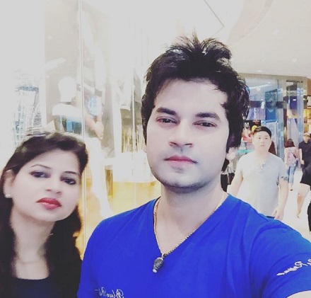 Dr Abhinit Gupta (Dr Bollywood) Wiki, Age, Girlfriend, Wife, Height, Weight & Biography 6 Dr Abhinit Gupta with his sister Paridhi Gupta
