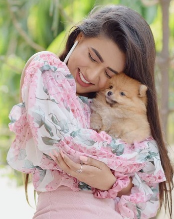 Garima Chaurasia Height, Weight, Age, Boyfriend, Husband, Biography & More 12 Garima Chaurasia with her pet dog