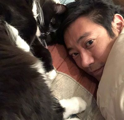 Grant Imahara Height, Weight, Age, Wife, Girlfriend, Biography & More 9 Grant Imahara with his pet cat
