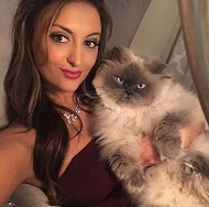 Jennifer Eckhart Wiki, Age, Husband, Height, Weight, Biography & More 4 Jennifer Eckhart with her pet cat