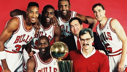 Jerry Krause Height, Weight, Age, Wife, Biography, Family, Death & More 5 Jerry Krause with team members of The Bulls