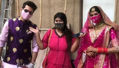 Manish Raisinghan Height, Weight, Age, Wife, Girlfriend, Biography & More 6 Manish Raisinghan & Sangeita Chauhaan with guests