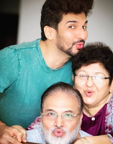 Manish Raisinghan Height, Weight, Age, Wife, Girlfriend, Biography & More 8 Manish Raisinghan with his father Baldev Singh Raisinghan and mother Pinky Raisinghan