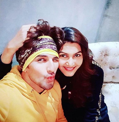 Manish Raisinghan Height, Weight, Age, Wife, Girlfriend, Biography & More 11 Manish Raisinghan with his newly wedded wife Sangetia Chauhaan
