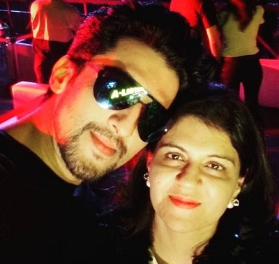 Manish Raisinghan Height, Weight, Age, Wife, Girlfriend, Biography & More 9 Manish Raisinghan younger sister Soniya Prithiani