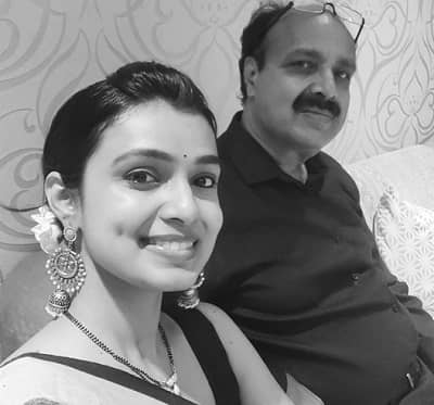 Mayuri Deshmukh Age, Husband, Boyfriend, Height, Weight, Biography & More 6 Mayuri Deshmukh with her father