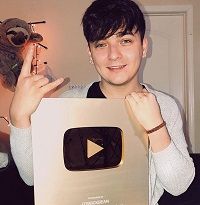 Nick Bean Height, Weight, Age, Girlfriend, Biography, Family & More 5 Nick Bean American YouTuber with his Gold Play Button
