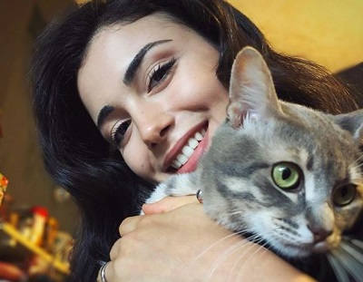 Ozge Yagiz Age, Height, Weight, Boyfriend, Husband, Biography & More 9 Ozge Yagiz owns a pet cat named Başkan