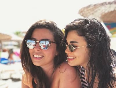 Ozge Yagiz Age, Height, Weight, Boyfriend, Husband, Biography & More 5 Ozge Yagiz with her Sister Ezgi