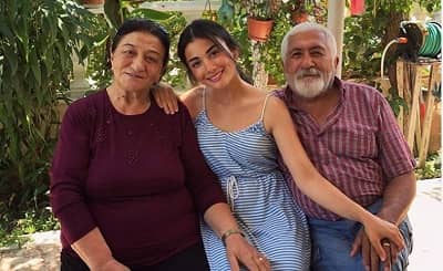 Ozge Yagiz Age, Height, Weight, Boyfriend, Husband, Biography & More 4 Ozge Yagiz with her mother and father
