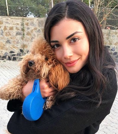 Ozge Yagiz Age, Height, Weight, Boyfriend, Husband, Biography & More 10 Ozge Yagiz with her pet dog Bonbon