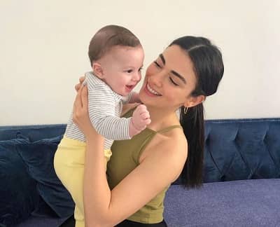 Ozge Yagiz Age, Height, Weight, Boyfriend, Husband, Biography & More 12 Ozge Yagiz with her sister's baby
