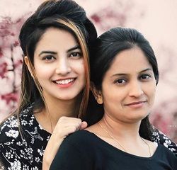 Piyanka Mongia Wiki, Age, Height, Weight, Boyfriend, Husband & Biography 4 Piyanka Mongia's sister Heena Malhotra