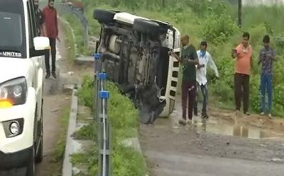 Vikas Dubey (Kanpur Gangster) Age, Wife, Biography, Kids, Family & More 5 Police Car Overturned on the roadside