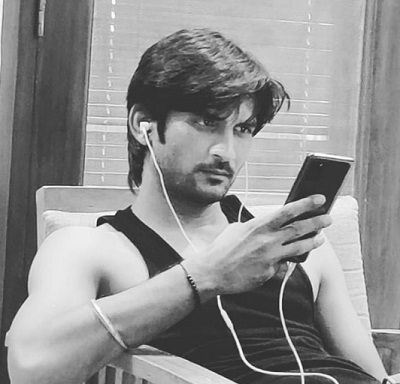 Sachin Tiwari Wiki, Age, Wife, Girlfriend, Height, Weight, Biography & More 9 Sachin Tiwari Listening Music