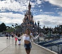 Samantha Hoopes Height, Weight, Age, Husband, Boyfriend, Biography & More 7 Samantha Hoopes In Disneyland Paris