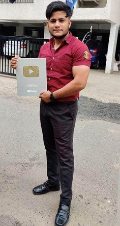 Shubham Mishra (YouTuber) Wiki, Age, Girlfriend, Wife, Family, Biography & More 10 Shubham Mishra with his Youtube silver button