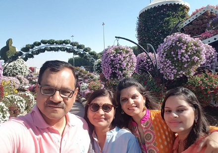 Sima Taparia with her spouse Anup Taparia, daughters Ritu Taparia and Mridu Taparia